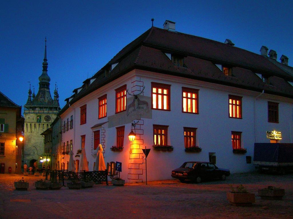 Отель Casa Cu Cerb Сигишоара Экстерьер фото