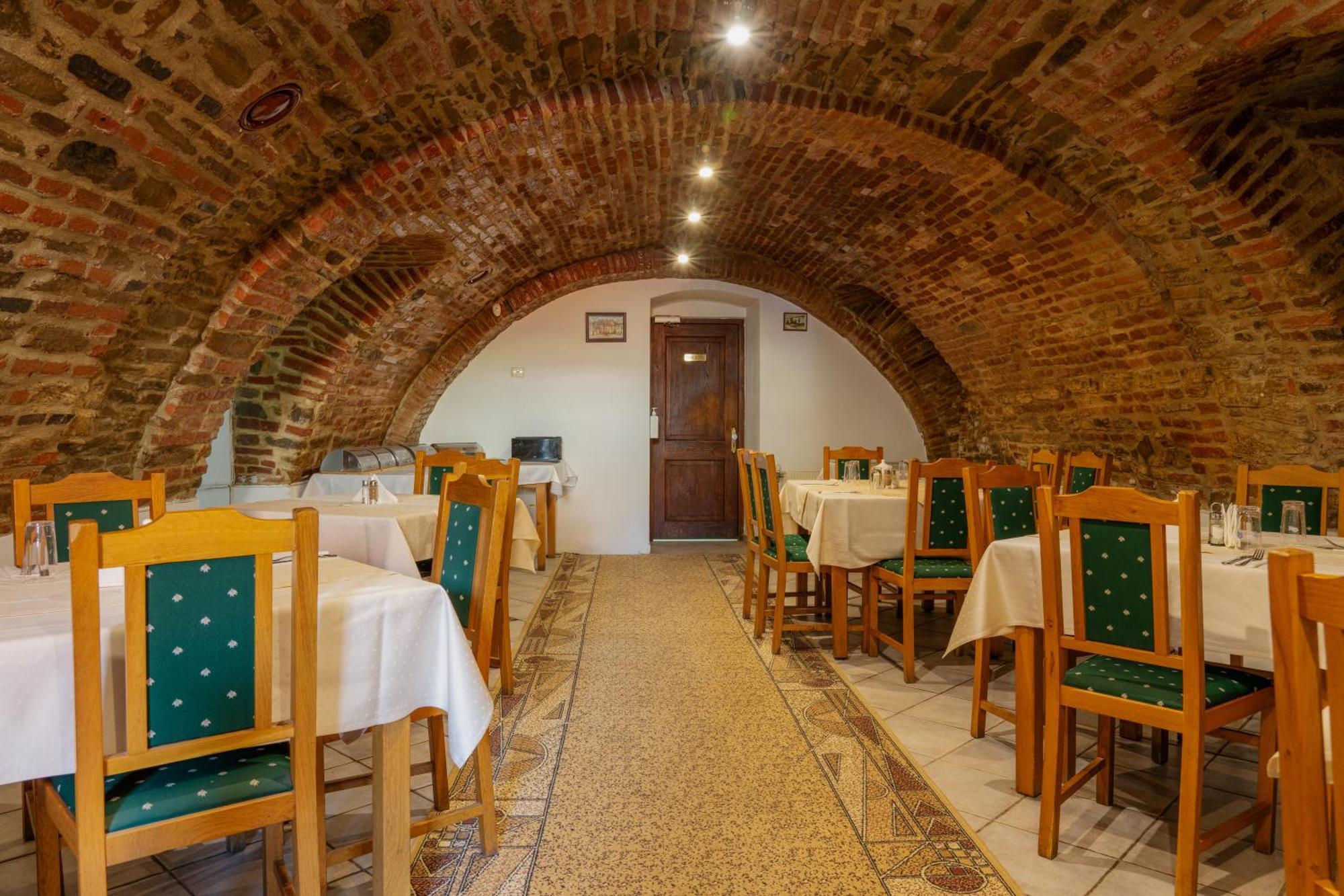 Отель Casa Cu Cerb Сигишоара Экстерьер фото