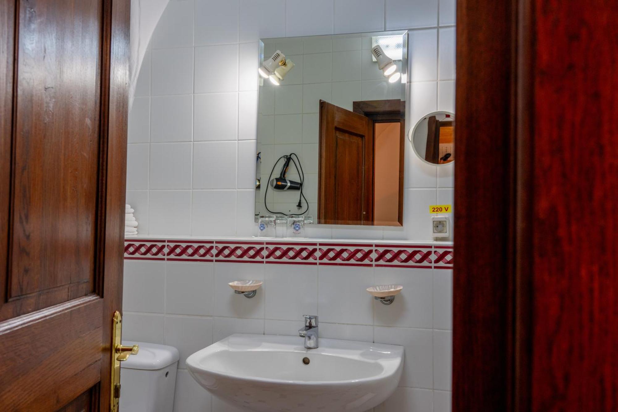 Отель Casa Cu Cerb Сигишоара Экстерьер фото