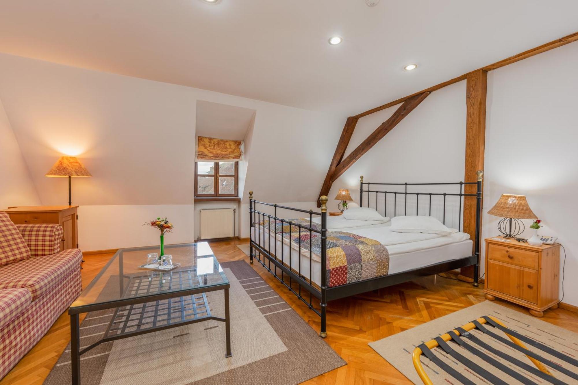 Отель Casa Cu Cerb Сигишоара Экстерьер фото